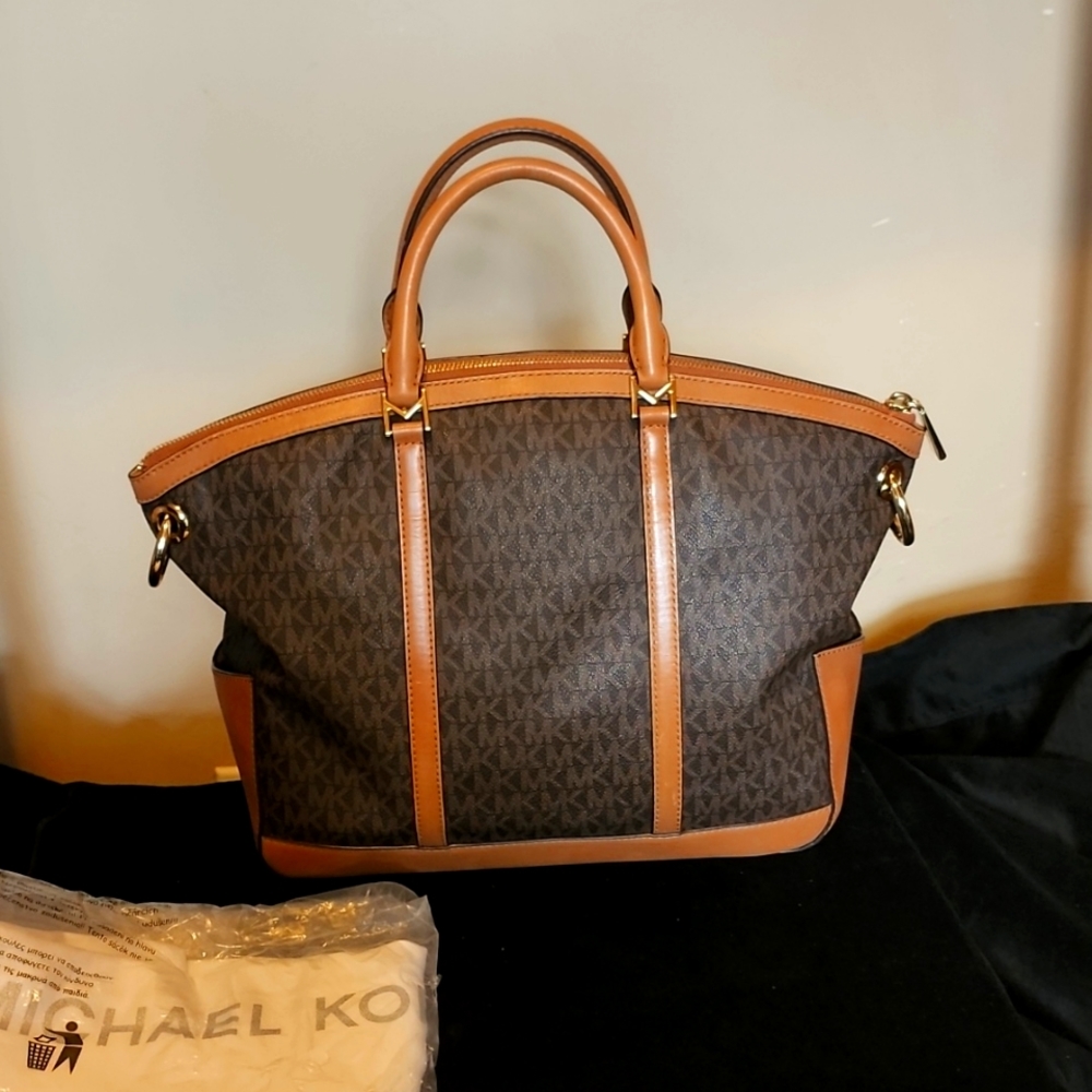 NWT MICHAEL KORS SIGNATURE PURSE - MAKE ME AN OFFER!